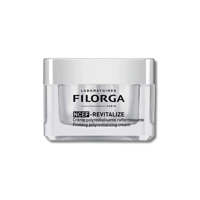 Mujer aplicando Crema NCEF-REVITALIZE para reducir arrugas y mejorar luminosidad y firmeza facial
