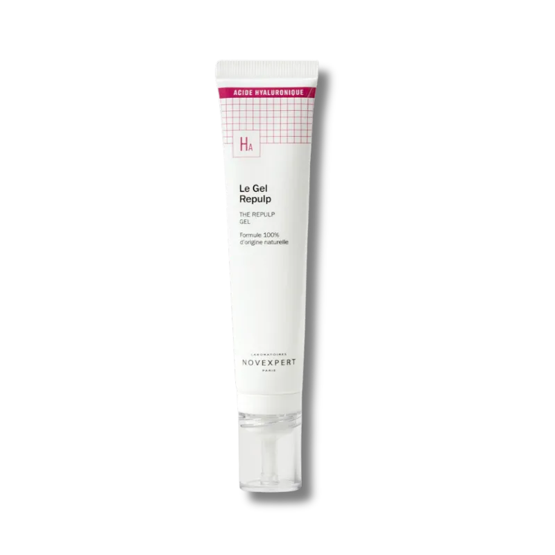 Mujer aplicando Novexpert Gel Repulp Ácido Hialurónico en piel mixta para hidratar y dar firmeza