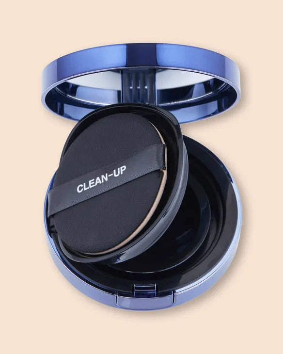 Cushion Clean-Up Skinfit SPF 50 con protección solar y cobertura natural que ilumina y unifica el tono de la piel.