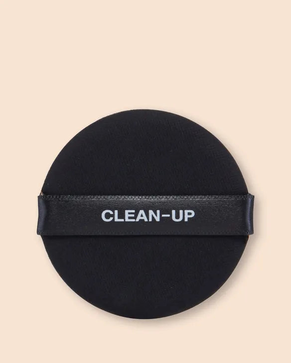 Cushion Clean-Up Skinfit SPF 50 con protección solar y cobertura natural que ilumina y unifica el tono de la piel.