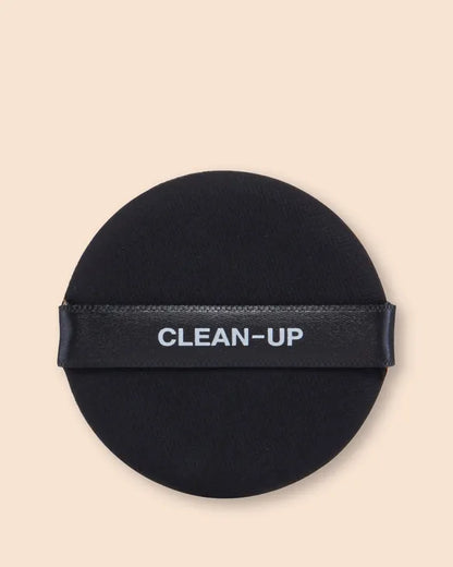 Cushion Clean-Up Skinfit SPF 50 con protección solar y cobertura natural que ilumina y unifica el tono de la piel.