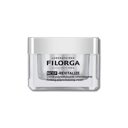 Mujer aplicando Crema NCEF-REVITALIZE para reducir arrugas y mejorar luminosidad y firmeza facialFilorga Crema NCEF-REVITALIZE