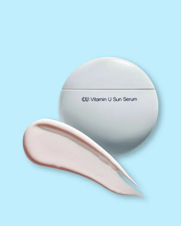Protector solar facial CU Vitamin U Sun Serum SPF 50 con textura sérum hidratante y activos antiedad para proteger y mejorar la luminosidad de la piel.