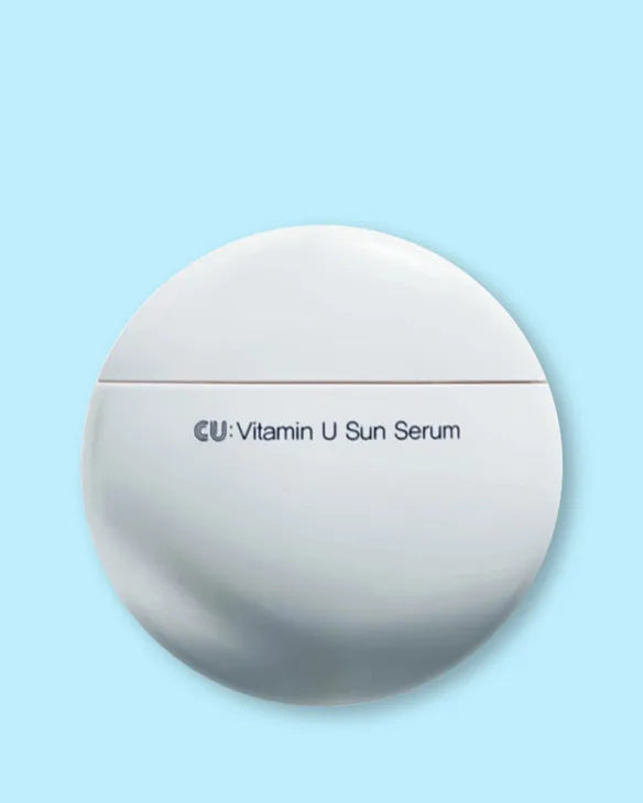 Protector solar facial CU Vitamin U Sun Serum SPF 50 con textura sérum hidratante y activos antiedad para proteger y mejorar la luminosidad de la piel.