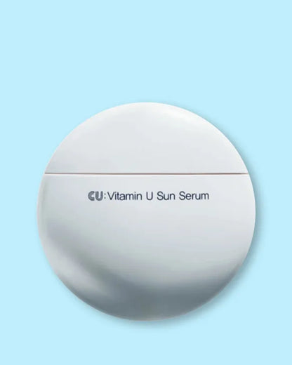 Protector solar facial CU Vitamin U Sun Serum SPF 50 con textura sérum hidratante y activos antiedad para proteger y mejorar la luminosidad de la piel.