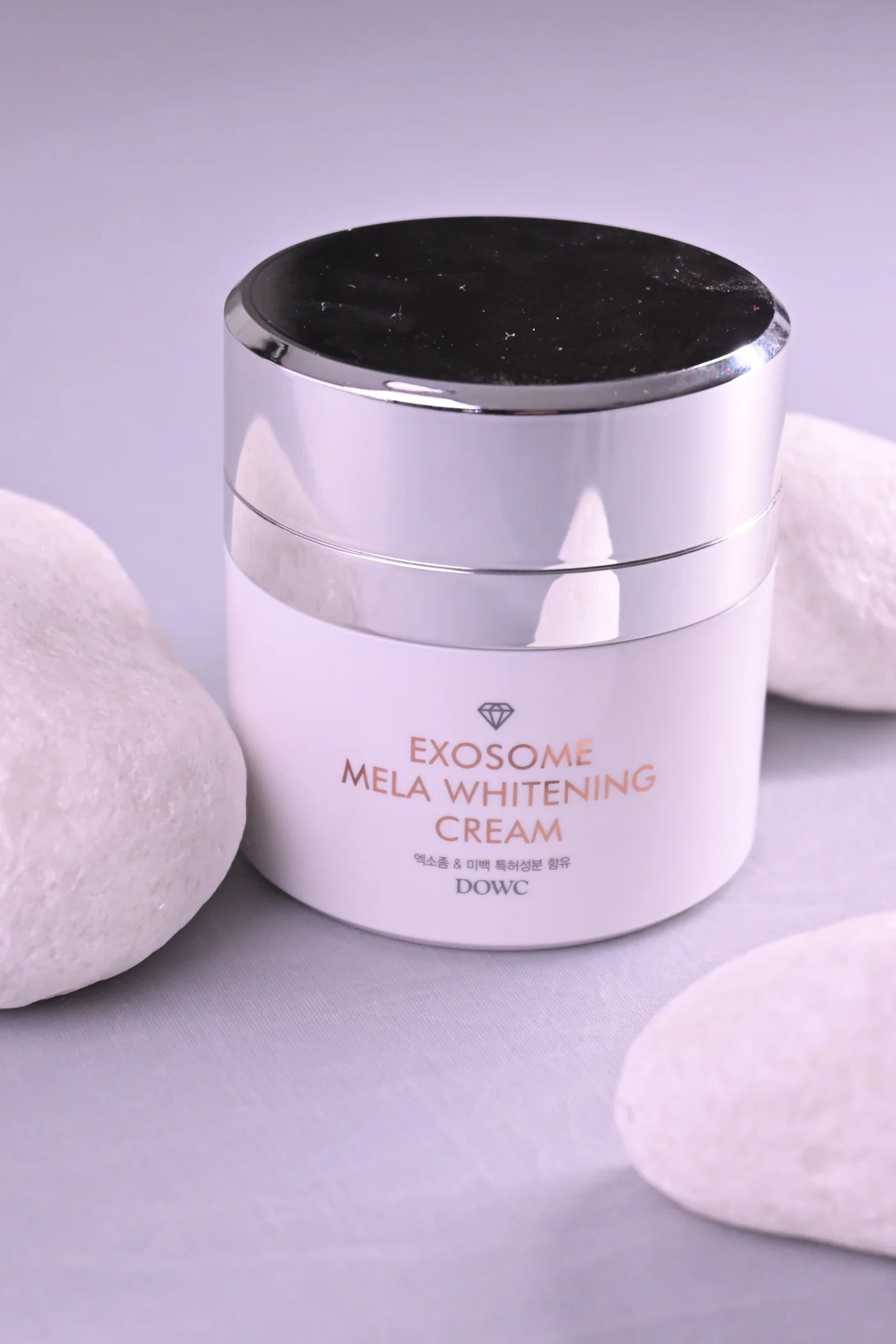 Crema despigmentante Exosome Mela Whitening Cream con ácido tranexámico y vitamina C para reducir manchas, melasma y mejorar la luminosidad de la piel.