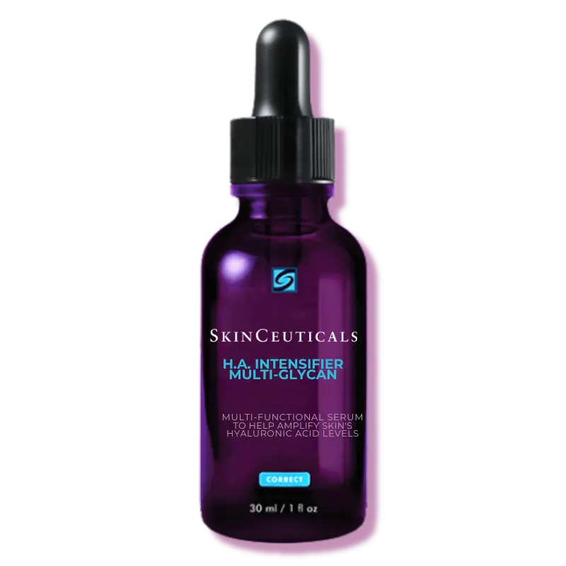 Mujer aplicando Sérum HA Intensifier Multi-Glycan para rellenar arrugas y mejorar volumen facial al instante